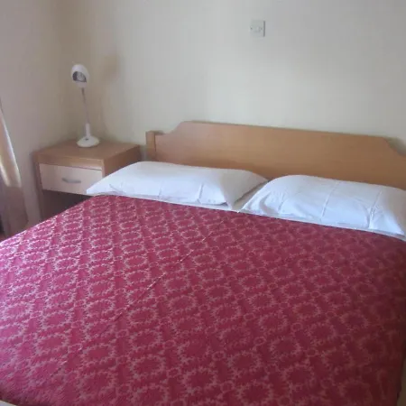 Pri Lovrizu בית הארחה