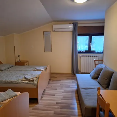 Pri Lovrizu Konukevi Kobarid