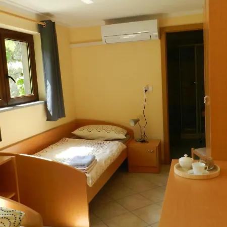 Pri Lovrizu Guest house